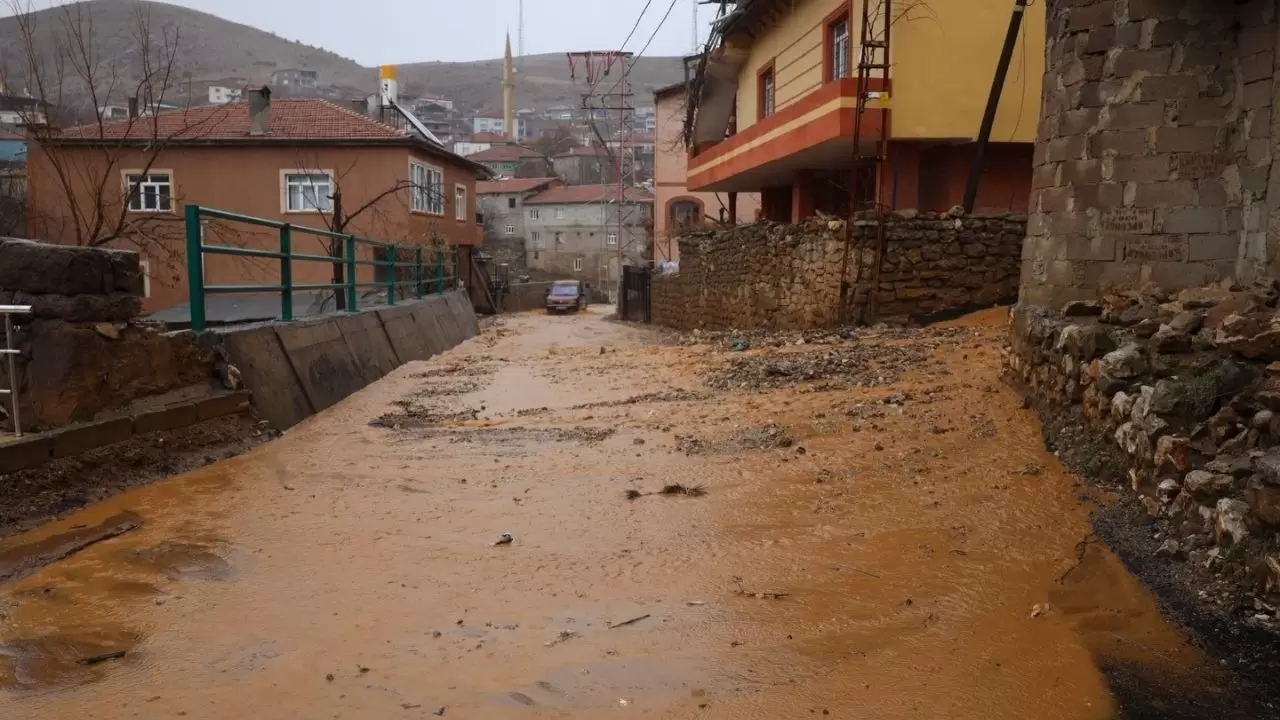 Kayseri’nin Yahyalı ilçesinde sabah sağanağı sele neden oldu: Yollar çöktü, evleri su bastı 5
