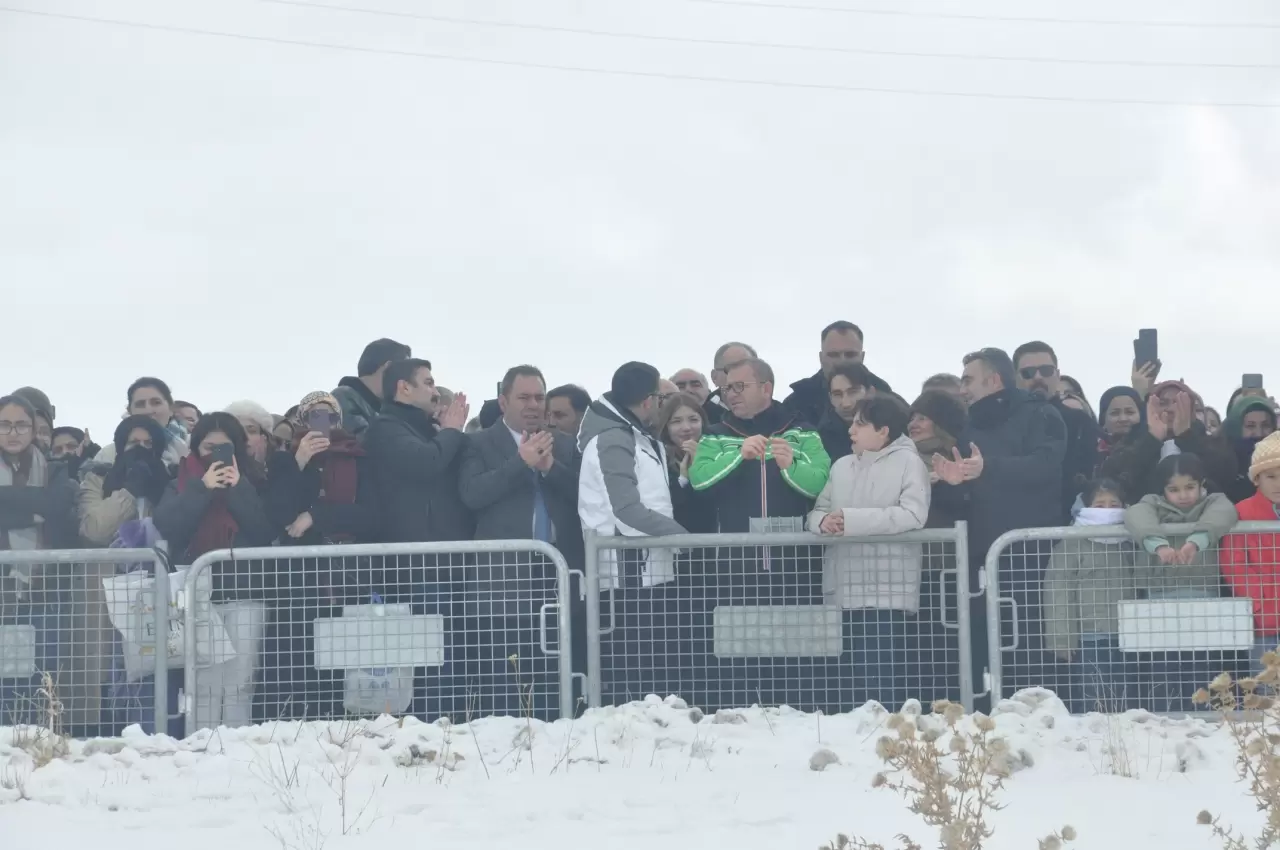 Çıldır Gölü buz tuttu! Büyüleyici anlar ortaya çıktı 8