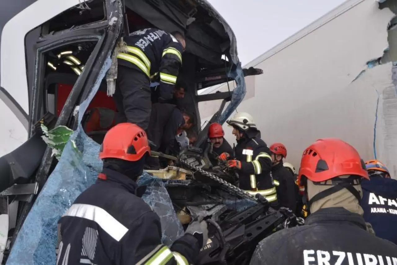 Erzurum'da katliam gibi kaza! Onlarca araç birbirine girdi: Ölü ve yaralarılar var 7