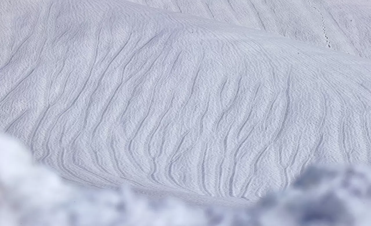 Hakkari'de dağların zirvesinde şaşırtan manzara! Karın üzerinde oluşan şekiller görenleri hayrete düşürdü 2