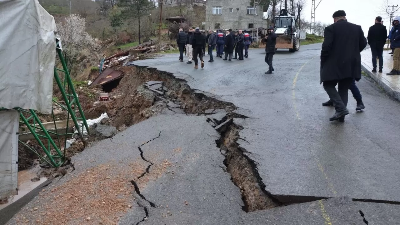 Heyelan evleri ve halı sahayı yuttu! 6