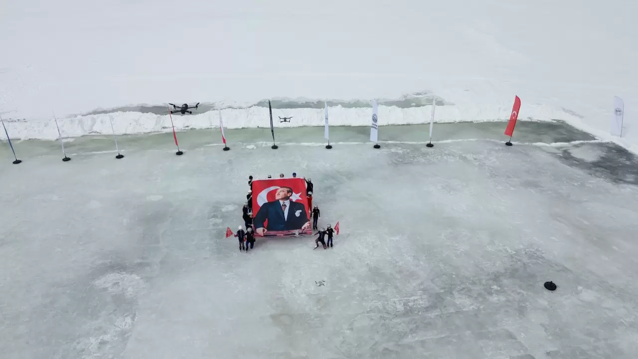 Çıldır Gölü buz tuttu! Büyüleyici anlar ortaya çıktı 1