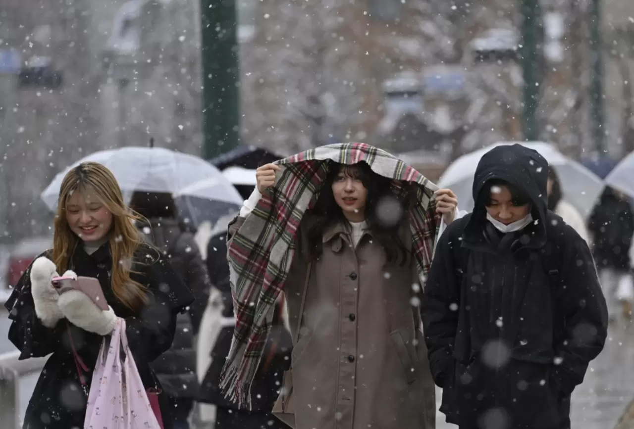 Tokyo’ya yılın ilk karı düştü! Beyaz manzara kartpostallık görüntüler oluşturdu 1