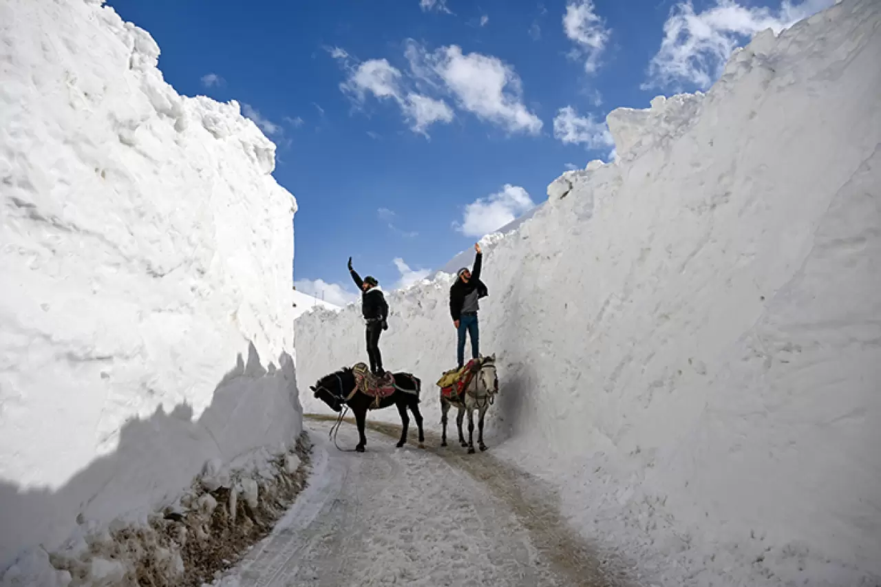Metrelerce karın arasında yaşam mücadelesi! İlçeye ulaşmak için kar tünellerinden geçiyorlar 1