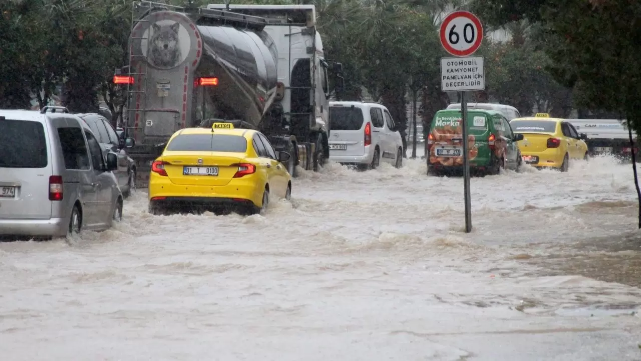 Adana’da şok eden sel görüntüleri 1