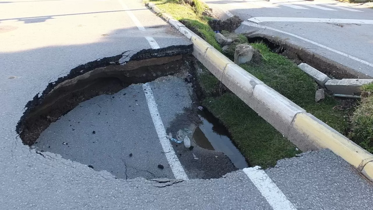 Yol çöktü, kanalizasyon taştı, vatandaş isyan etti 3