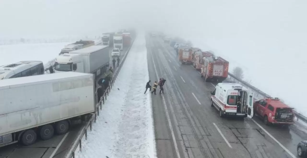 Erzurum'da katliam gibi kaza! Onlarca araç birbirine girdi: Ölü ve yaralarılar var 3