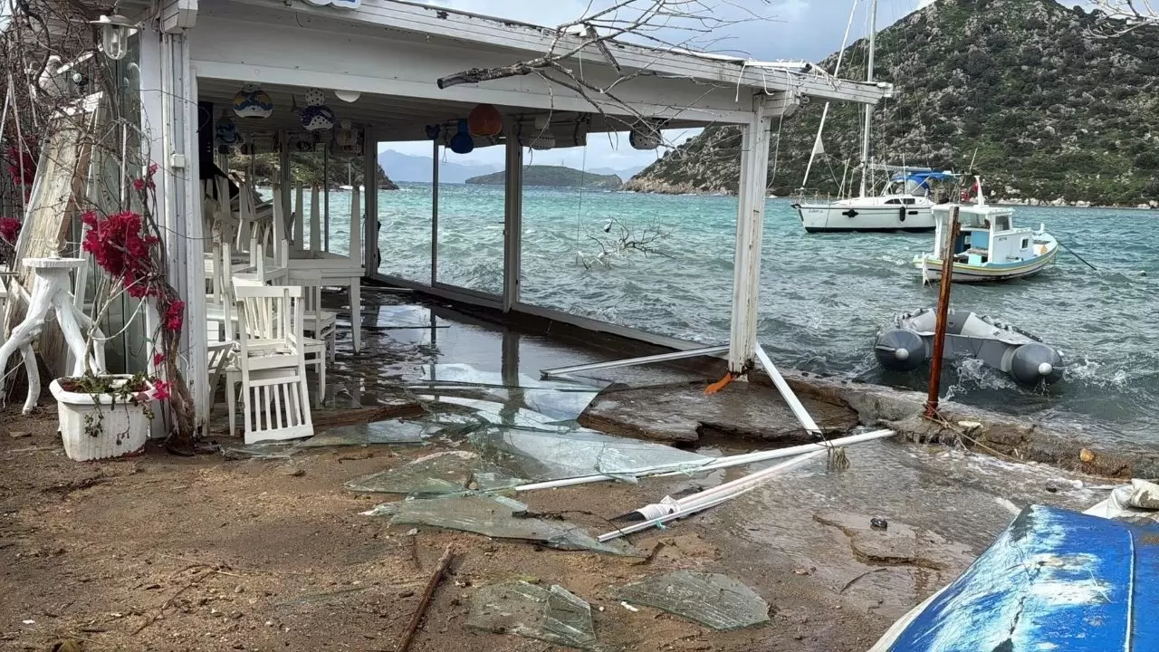 6 metrelik dalgalar camları tuzla buz etti 2