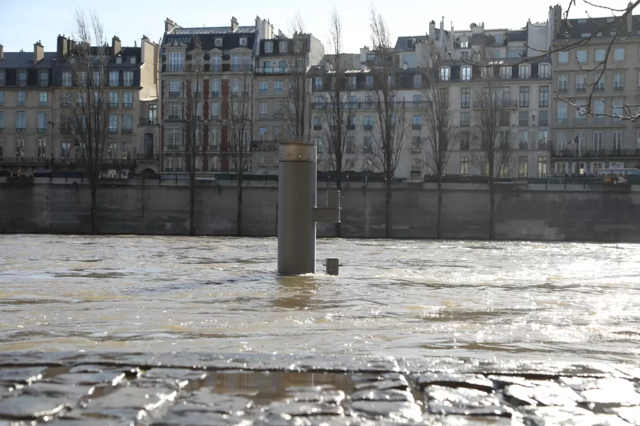 Paris'te Seine Nehri'nde alarm! Yürüyüş yolları kapatıldı 6