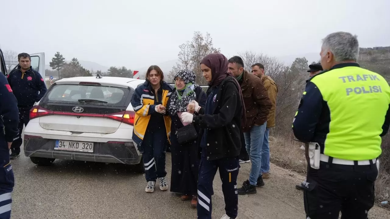 Şarampole devrilen araçta can pazarı: 3 kişi yaralandı 4