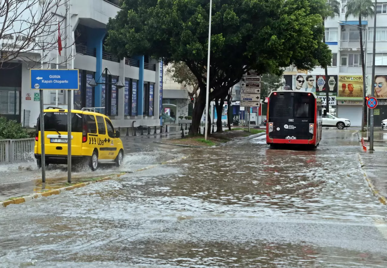 Antalya Valiliği’nden şiddetli sağanak ve fırtına kararı 7