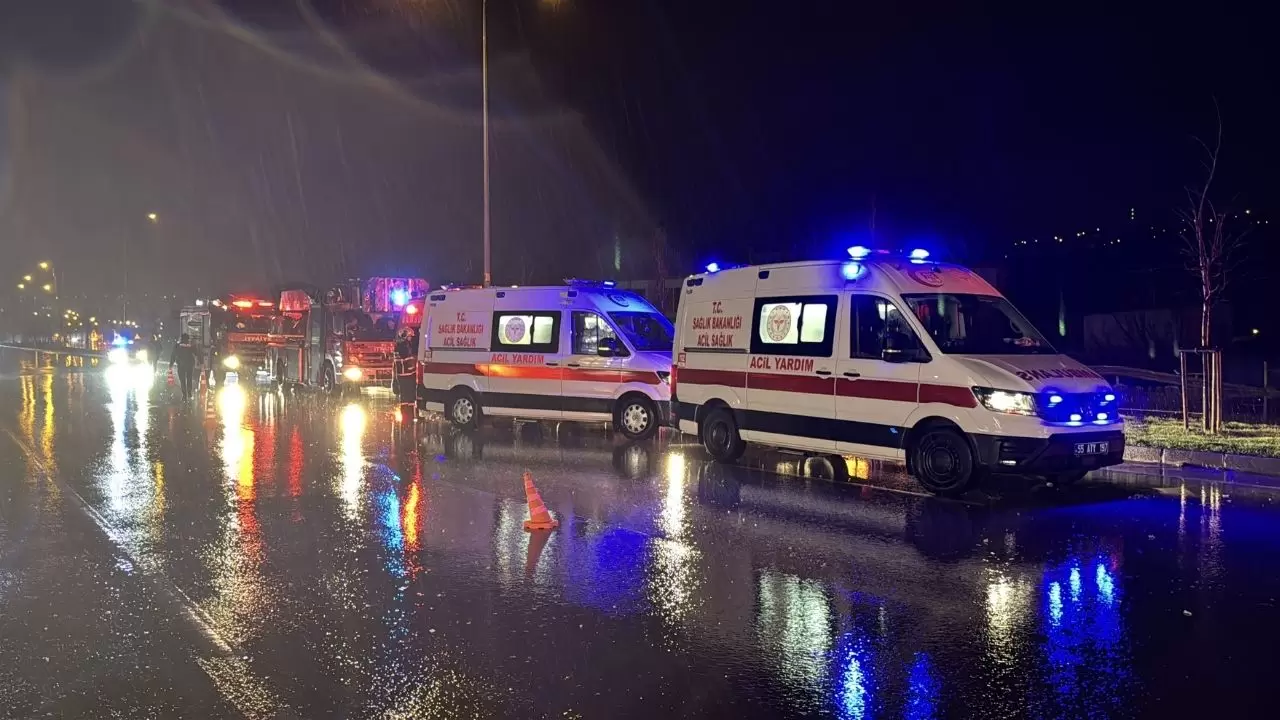 11 yolcusu olan otobüs refüje çakıldı 4