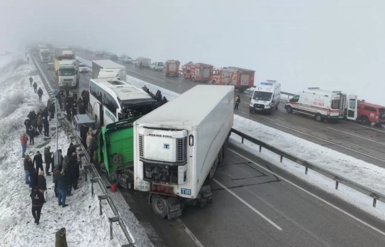 Erzurum'da katliam gibi kaza! Onlarca araç birbirine girdi: Ölü ve yaralarılar var 2