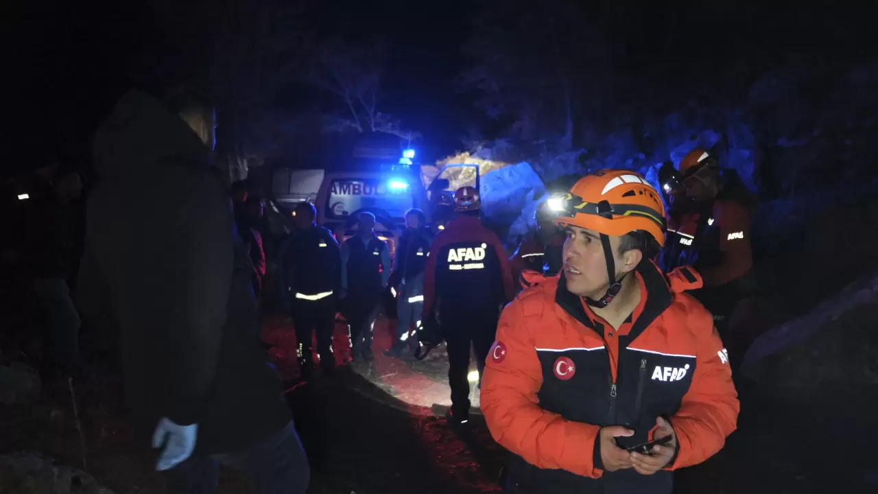 Sarnıçta mahsur kalan 3 kişi 4 saatte kurtarıldı! 5