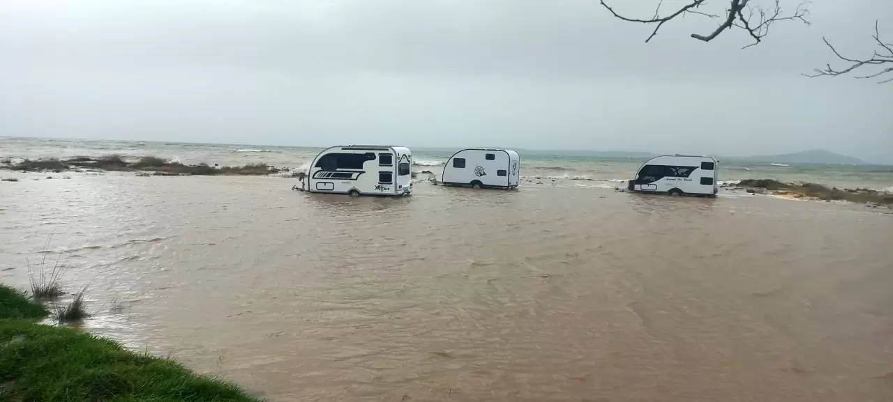 Çanakkale'de fırtına alarmı! Ezine'de karavanlar su altında kaldı 1