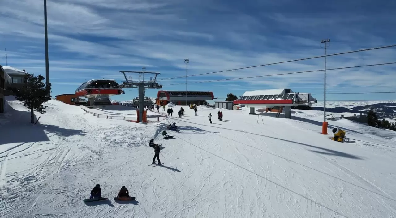 Dünyada nadir görülen kristal kar Sarıkamış’ta! Kayak tutkunları akın etti 3