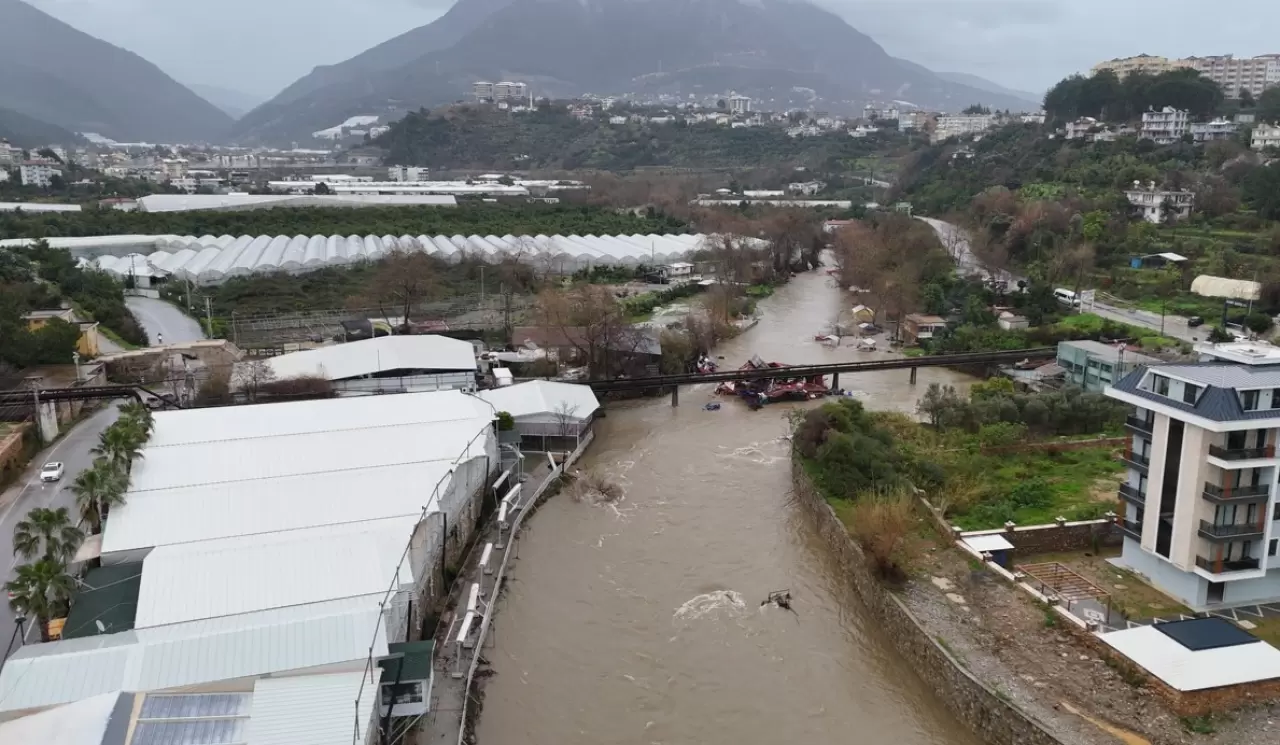 Alanya’da taşkın alarmı: Baraj kapakları açıldı, dere kenarı harabeye döndü 5