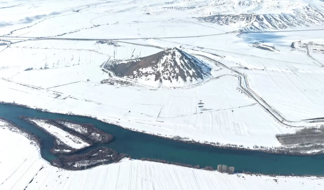 Muş Piramidi beyaz örtüyle kaplandı, eşsiz manzaralar ortaya çıktı 2