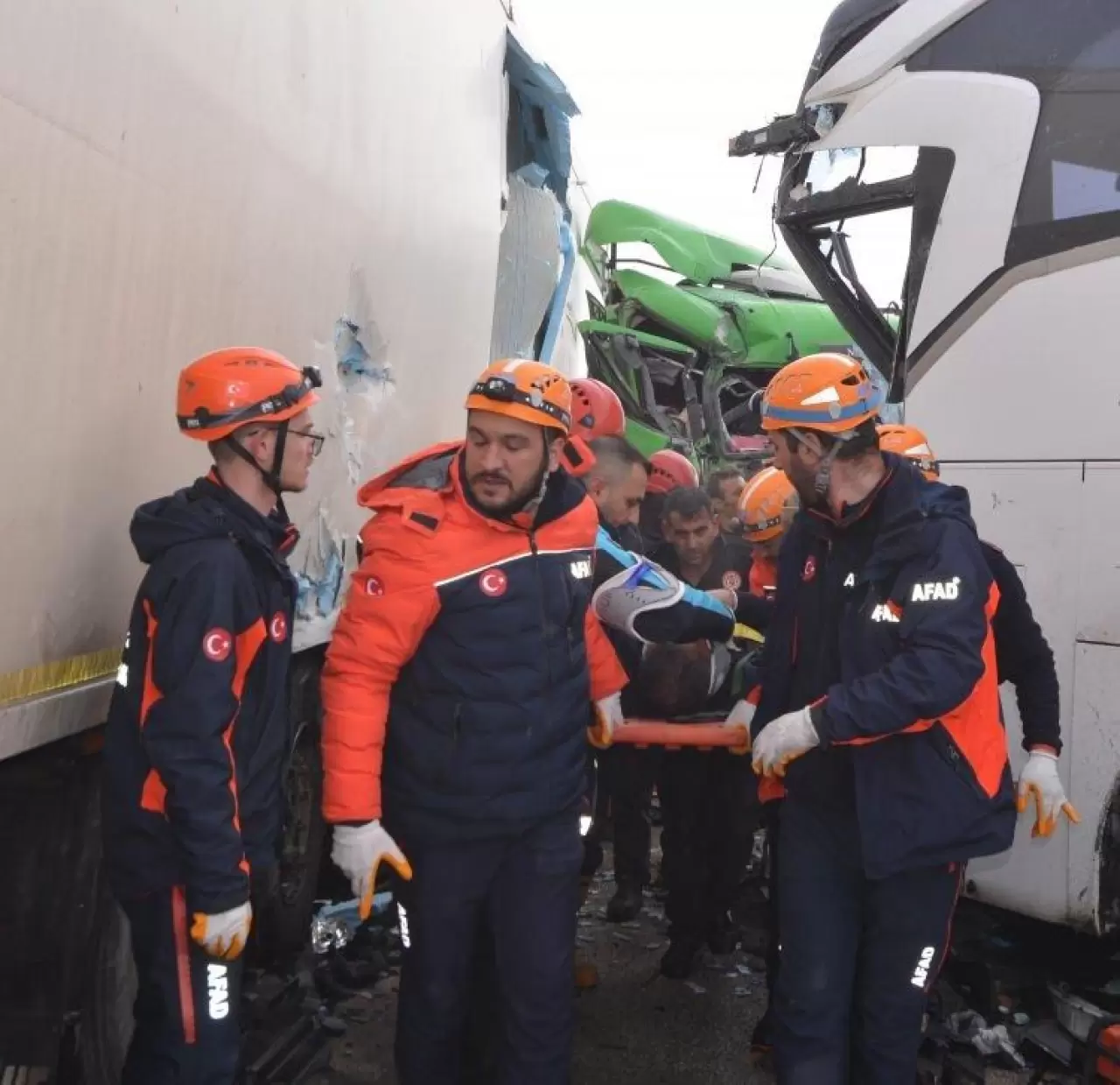 Erzurum'da katliam gibi kaza! Onlarca araç birbirine girdi: Ölü ve yaralarılar var 5