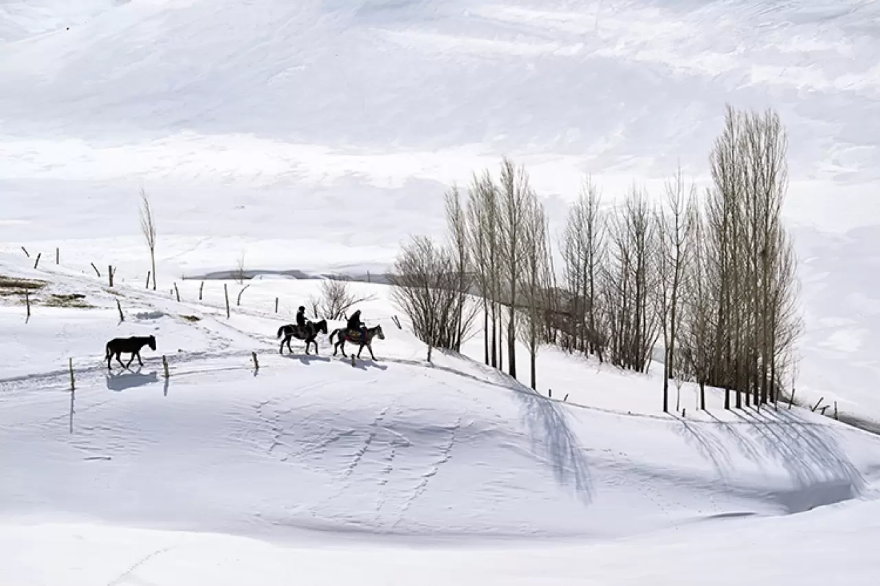 Metrelerce karın arasında yaşam mücadelesi! İlçeye ulaşmak için kar tünellerinden geçiyorlar 3