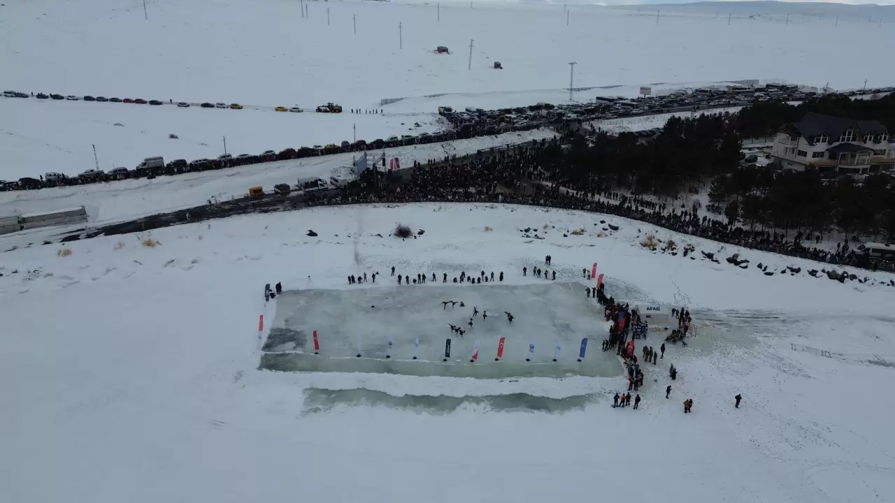 Çıldır Gölü buz tuttu! Büyüleyici anlar ortaya çıktı 4