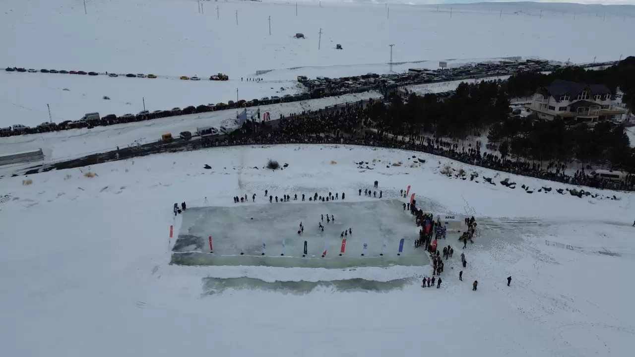 Çıldır Gölü buz tuttu! Büyüleyici anlar ortaya çıktı 6