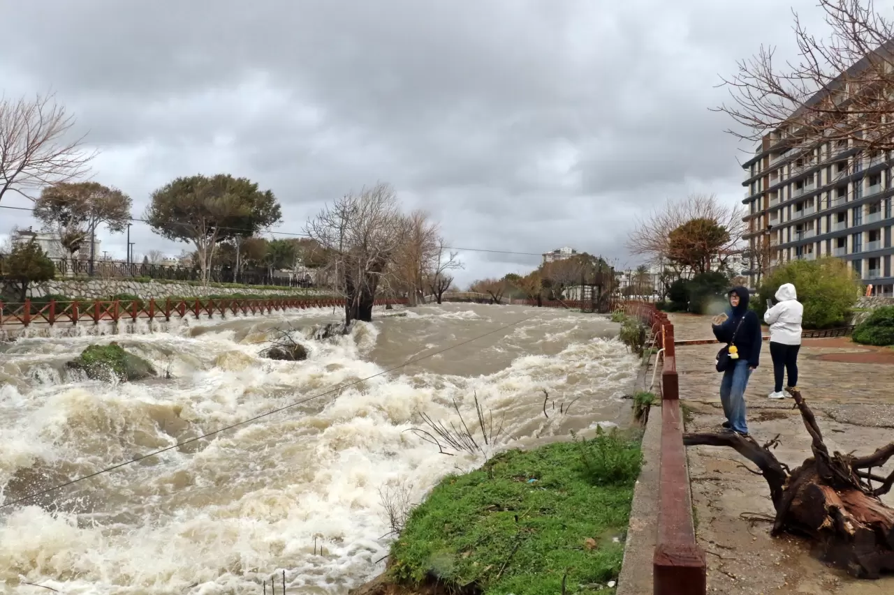 Düden şelalesi tersine çağladı, deniz kahverengiye döndü 6