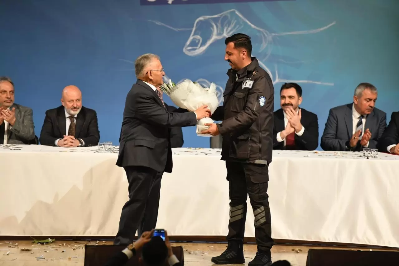 Başkan Büyükkılıç, çalışanların Toplu İş Sözleşmesi İmza Töreni’nde, sevinçlerine ortak oldu 4