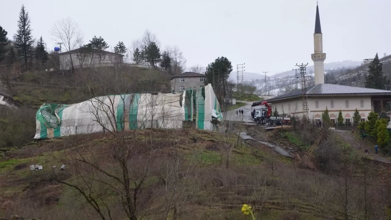 Heyelan evleri ve halı sahayı yuttu! 12