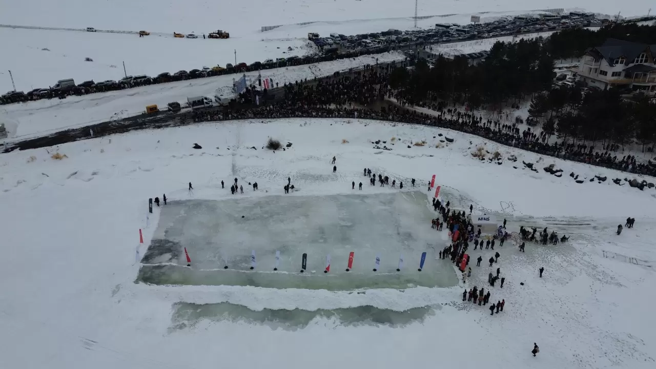 Çıldır Gölü buz tuttu! Büyüleyici anlar ortaya çıktı 2