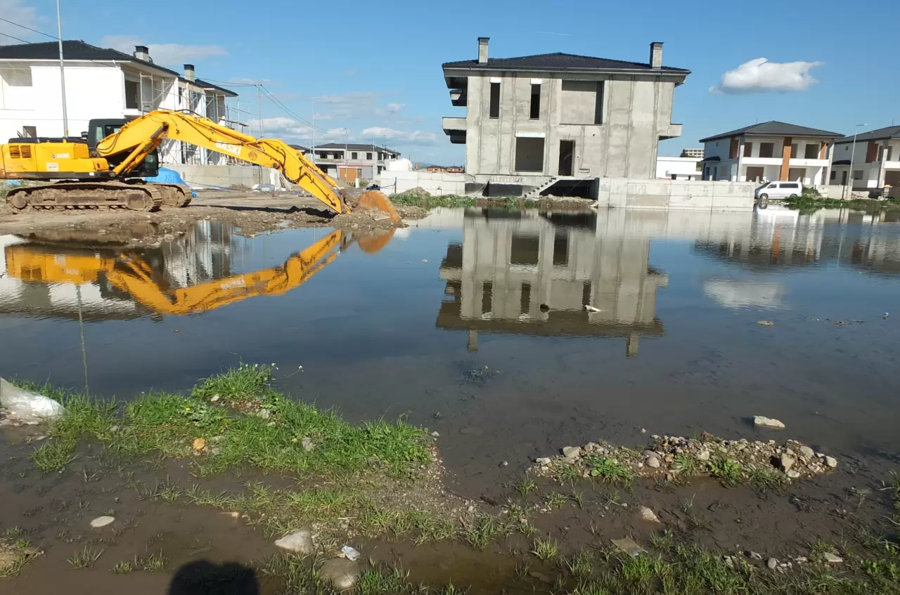 Yol çöktü, kanalizasyon taştı, vatandaş isyan etti 5