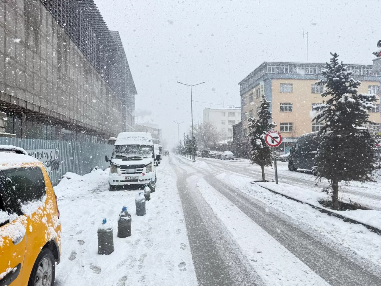 Patnos'ta yoğun kar yağışı ulaşımı felç etti: Sürücüler dikkat! 3