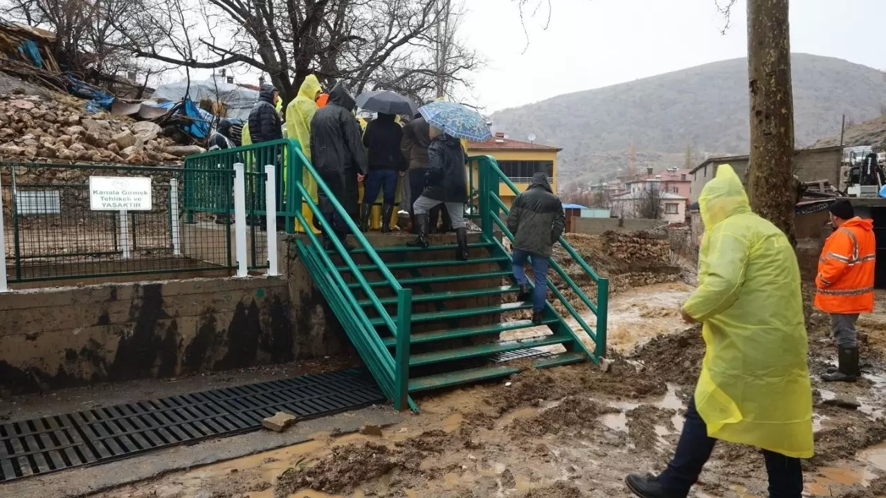 Kayseri’nin Yahyalı ilçesinde sabah sağanağı sele neden oldu: Yollar çöktü, evleri su bastı 2