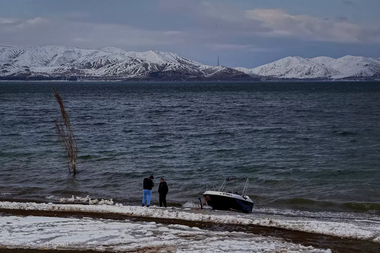 Hazar Gölü'nde kış masalı: Sivrice'de karla kaplı manzaranın keyfini çıkarın 6