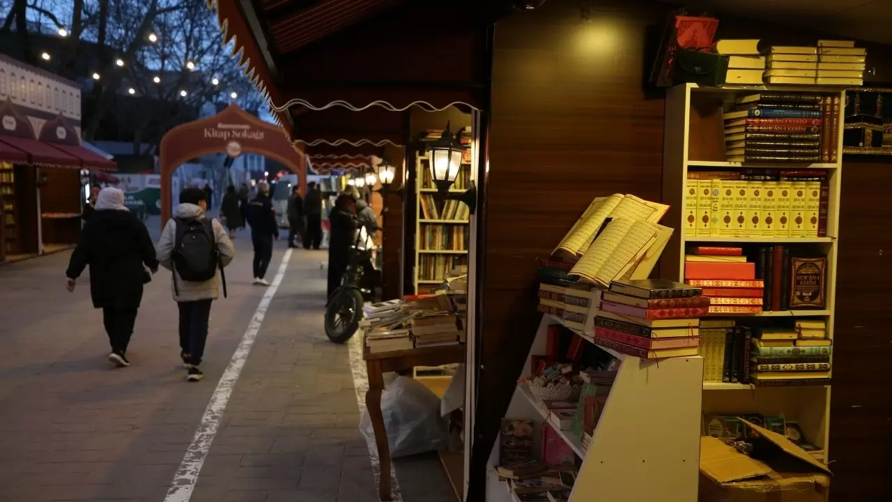 Sakarya Kitap Sokağı’nda her yaşa hitap eden eserler 4