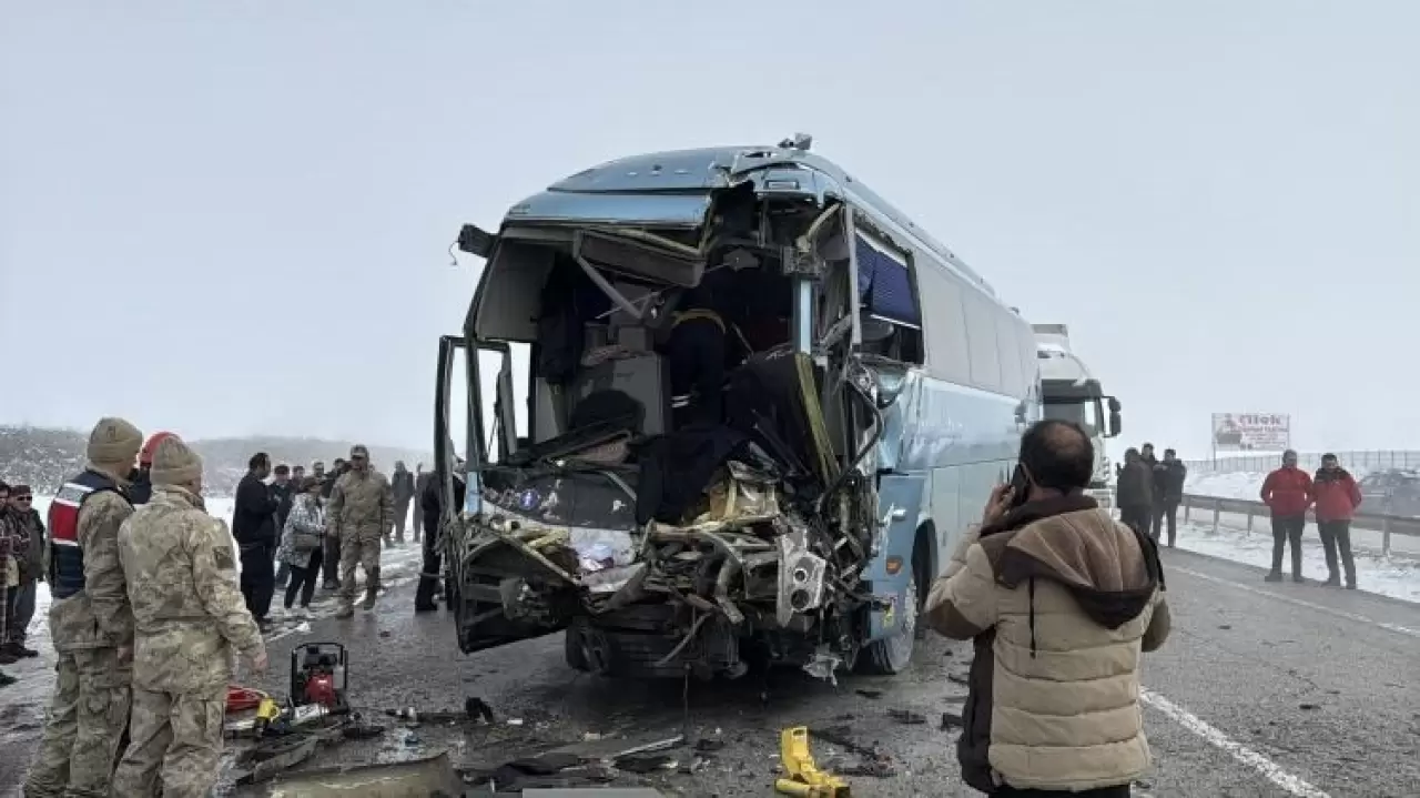 Erzurum'da katliam gibi kaza! Onlarca araç birbirine girdi: Ölü ve yaralarılar var 11