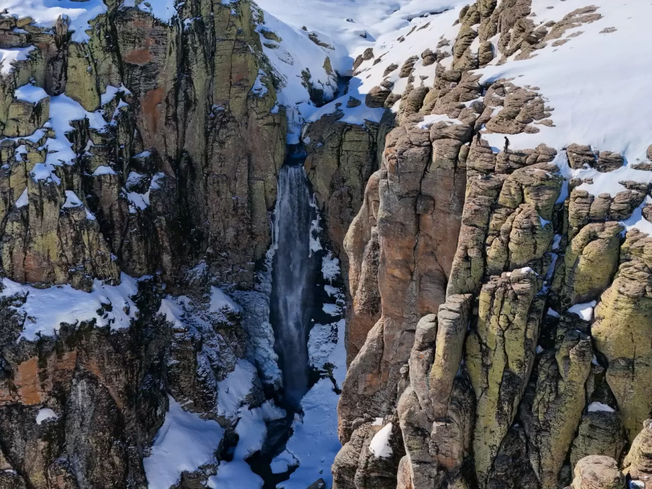 Kışın donuyor, yazın kuruyor! Bingöl’de bu şelale sadece kısa süreliğine ortaya çıkıyor 1