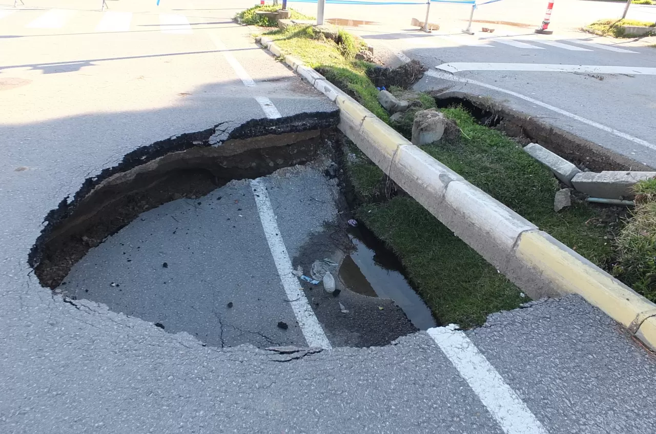 Yol çöktü, kanalizasyon taştı, vatandaş isyan etti 6