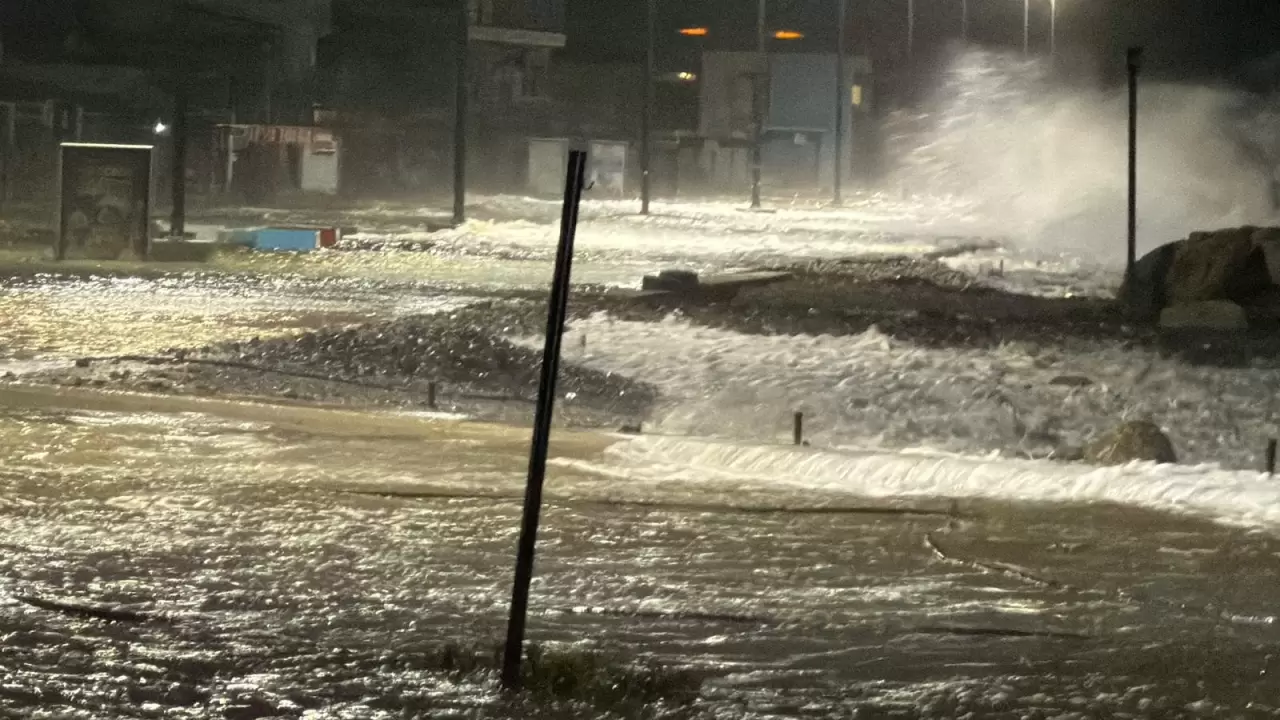 Dev dalgalar Altınoluk'u vurdu: Lodos hayatı felç etti 2