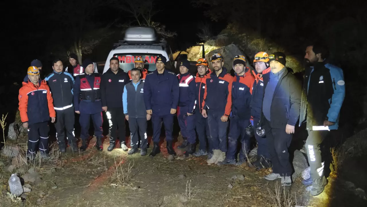 Sarnıçta mahsur kalan 3 kişi 4 saatte kurtarıldı! 3