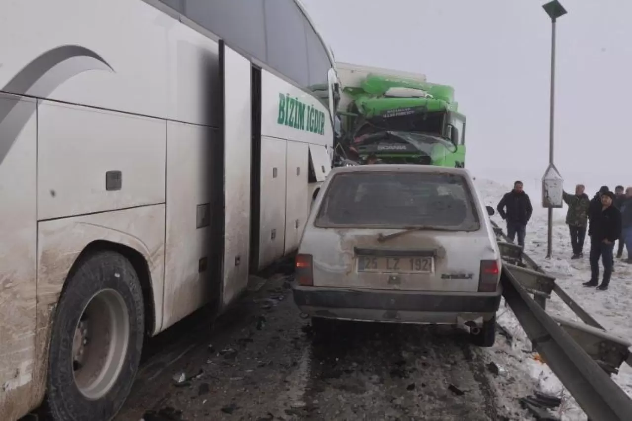 Erzurum'da katliam gibi kaza! Onlarca araç birbirine girdi: Ölü ve yaralarılar var 13