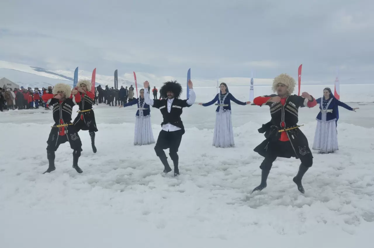 Çıldır Gölü buz tuttu! Büyüleyici anlar ortaya çıktı 7