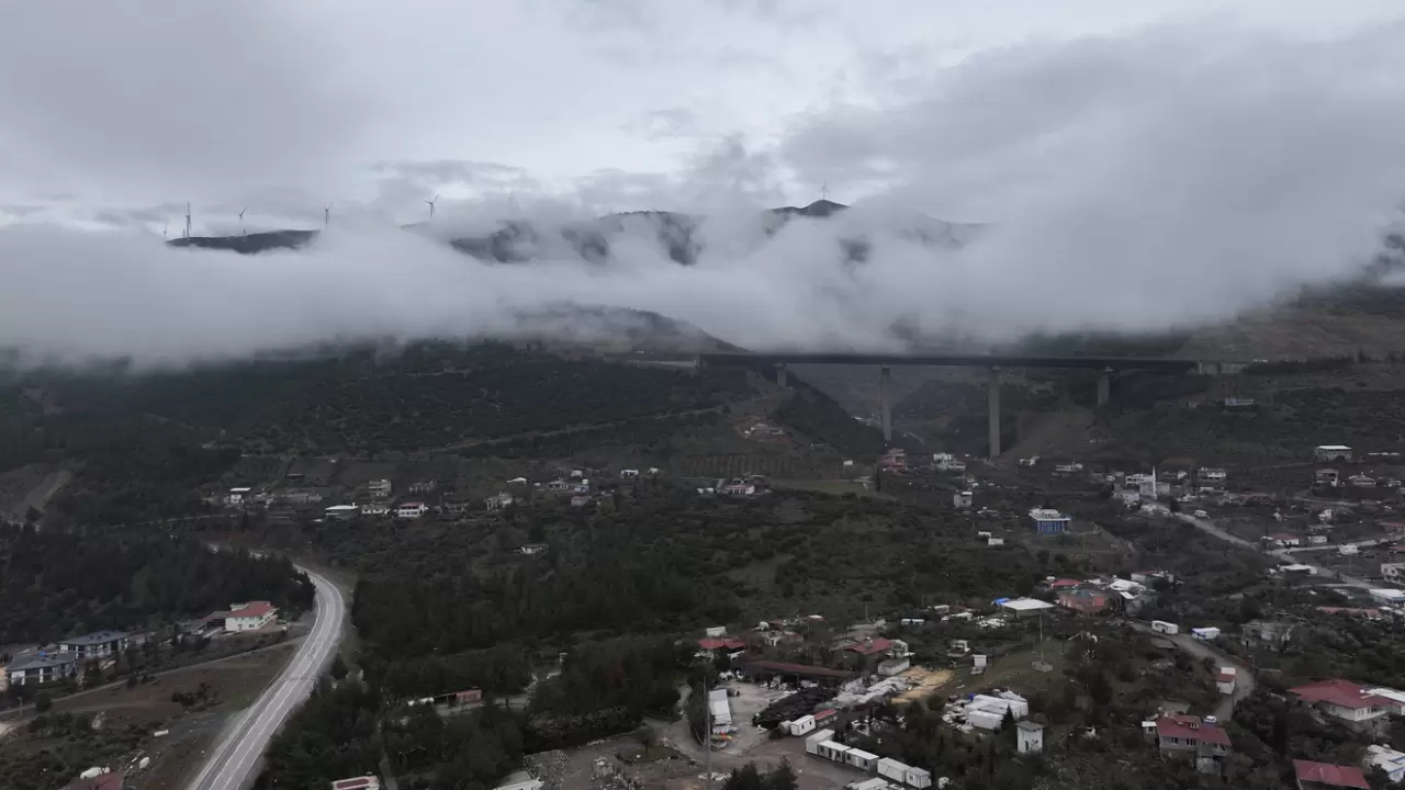Tarsus-Adana-Gaziantep Otoyolu'nda sis alarmı: Trafik durma noktasında 1