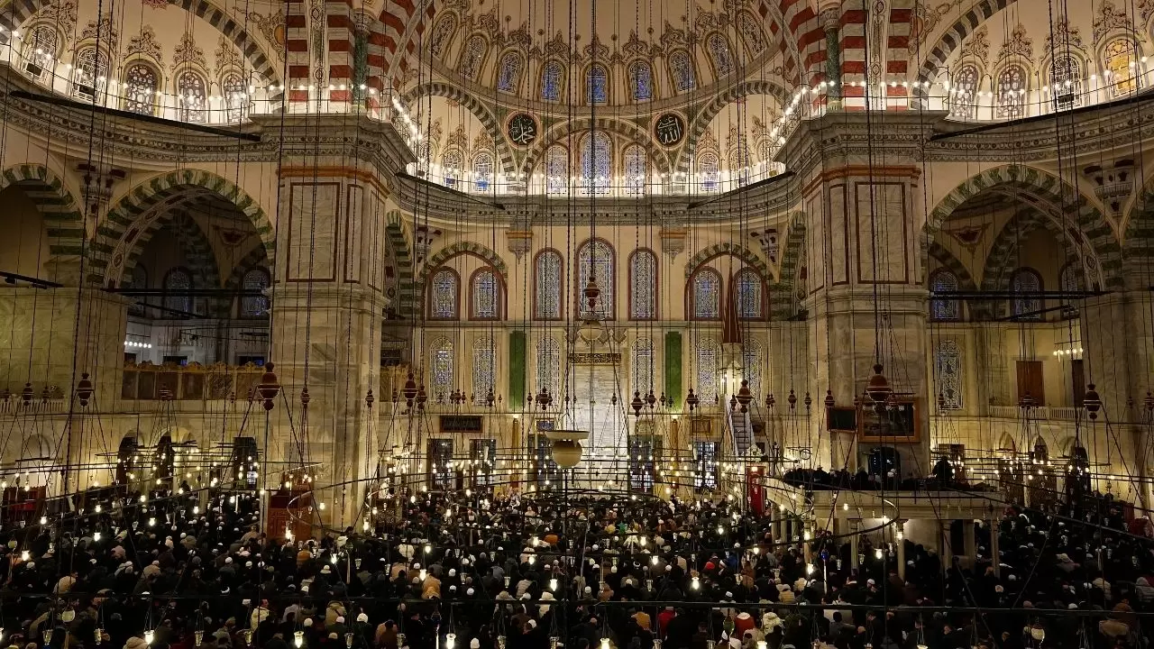 Tarihi camilerde saf tutuldu, gönüller birleşti! 1