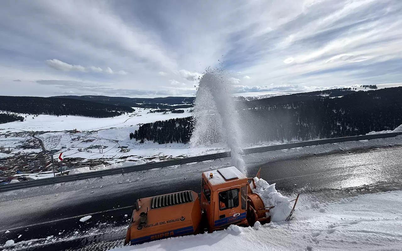 Kar nedeniyle 3,5 aydır kapalı olan Bülbülan Geçidi’nde yoğun çalışma 4