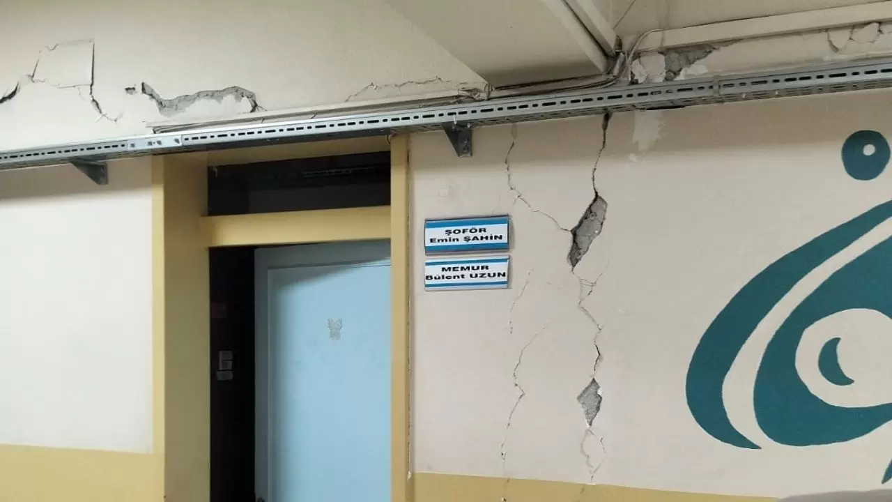 Okul duvarları çatladı, alçı ve sıvalar döküldü 5