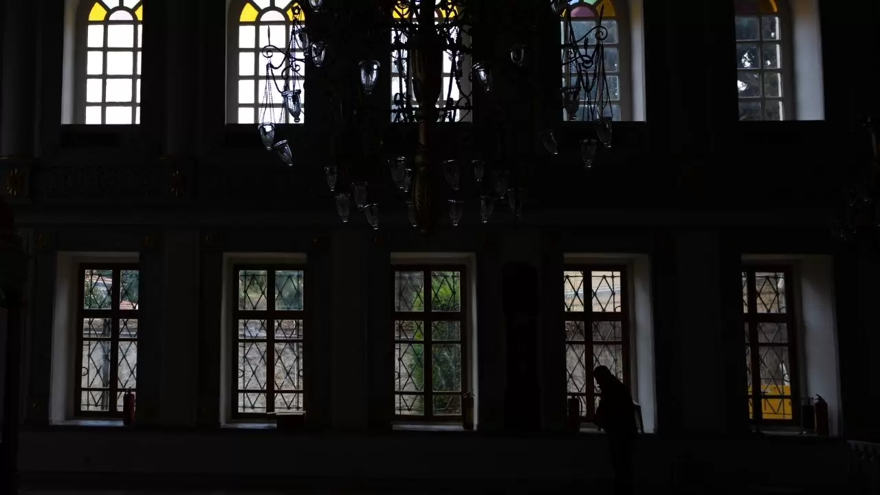 Boğaz’ın sahil sarayı gibi yükselen ibadetgahı 14