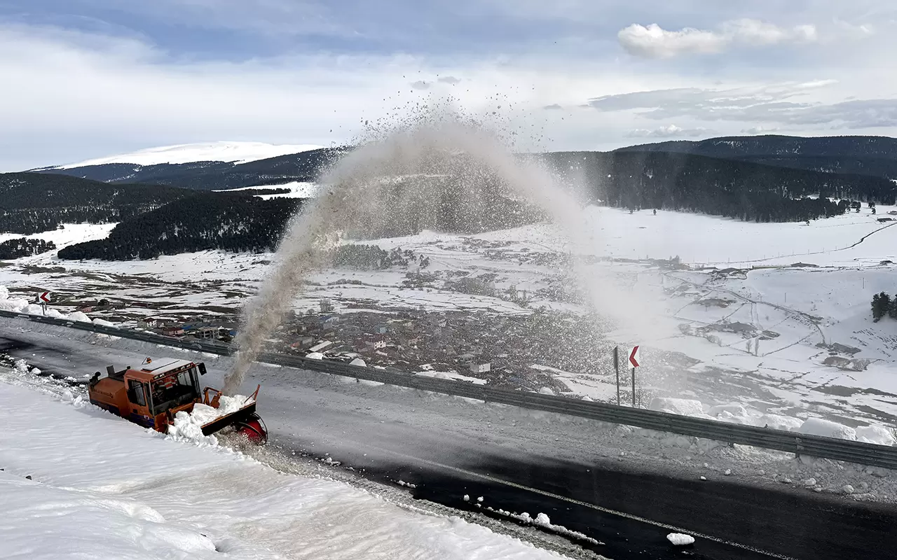 Kar nedeniyle 3,5 aydır kapalı olan Bülbülan Geçidi’nde yoğun çalışma 3
