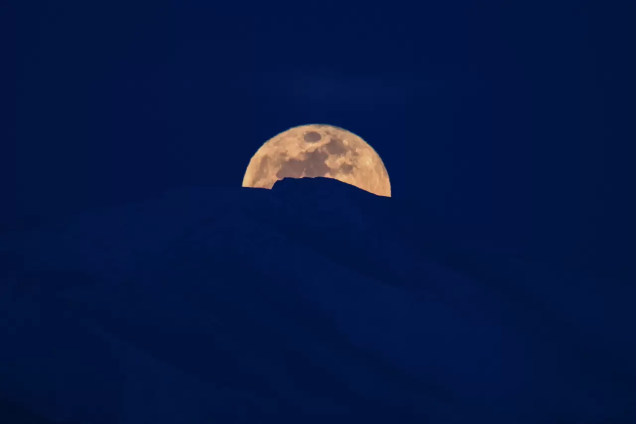 Edremit'te karlı dağın ardındaki dolunay göz kamaştırdı 2