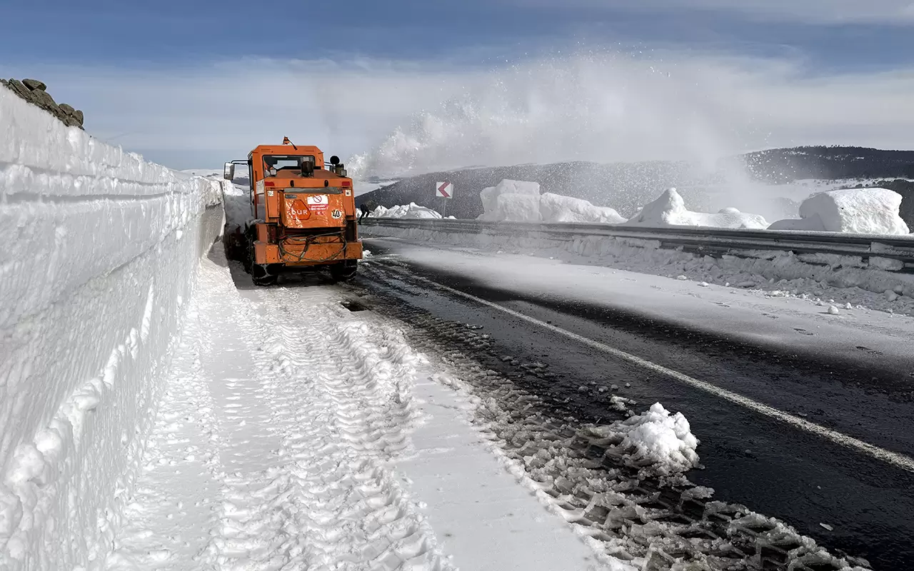 Kar nedeniyle 3,5 aydır kapalı olan Bülbülan Geçidi’nde yoğun çalışma 1